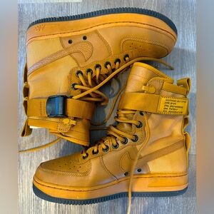 EUC Nike Women’s SF AF1 (Size 6.5)